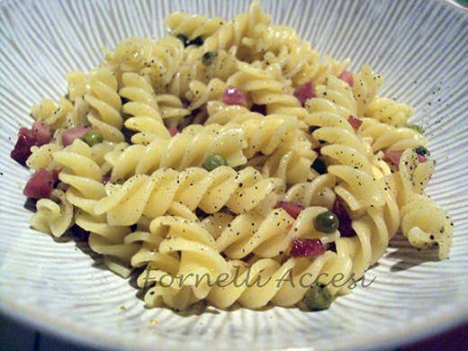 Fusilli con prosciutto e piselli