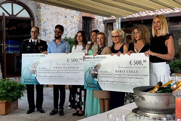 Il momento della cerimonia (I futuri operatori del turismo all’Hotel Torre di Cala Piccola) Il momento della cerimonia (I futuri operatori del turismo all’Hotel Torre di Cala Piccola)