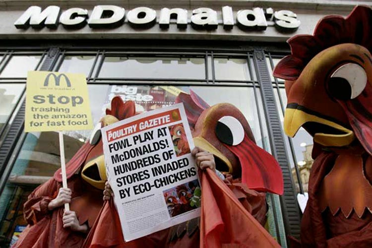 La campagna di Greenpeace nei McDonald's di tutta Europa - foto: mongabay.com (Il futuro del cibo Una prospettiva drammatica)