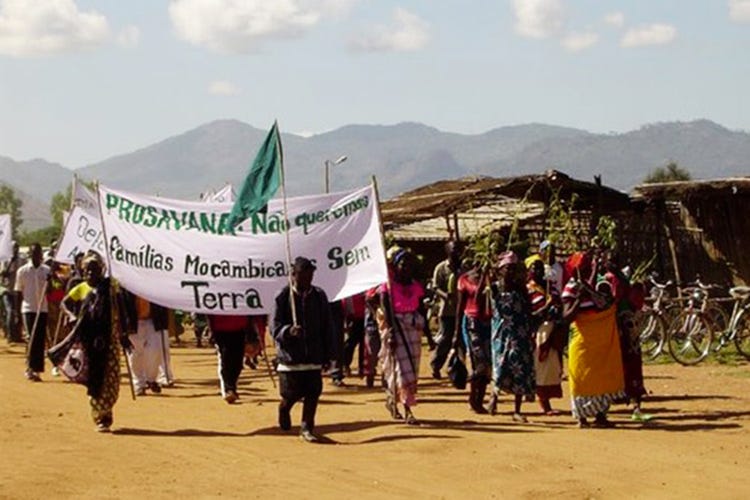 Contadini del Mozambico contro il progetto ProSavana - foto: Green Report (Il futuro del cibo Una prospettiva drammatica)