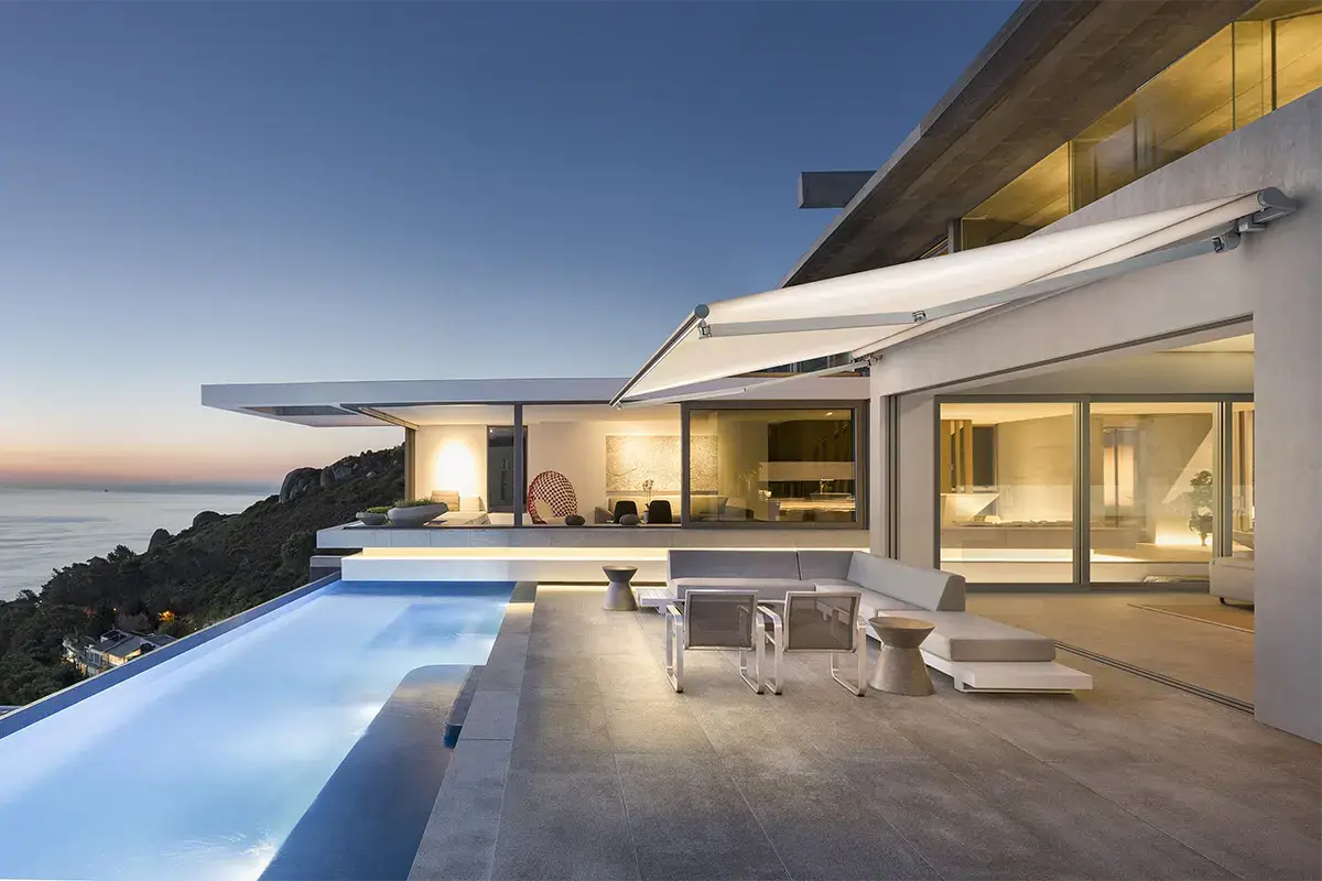 Spazio &egrave; in grado di dialogare con i pi&ugrave; diversi contesti architettonici e paesaggistici Spazio,&nbsp; la tenda a bracci di Gibus Outdoor sostenibile e di design