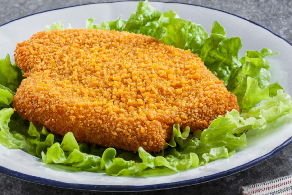 La classica cotoletta di pollo, una delle principali referenze della linea Cotti Panati di G.E. Surgelati