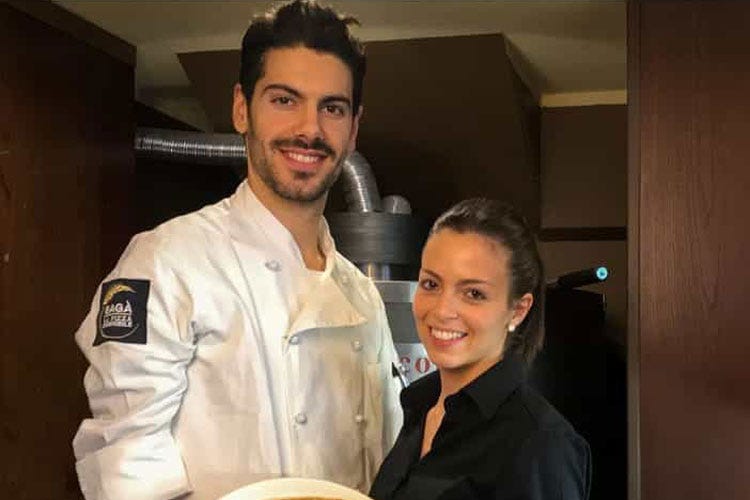 Gabriele Berbenni e la fidanzata (Pizzaiolo contro i bimbi maleducati «Vengano in cucina a lavare i piatti»)