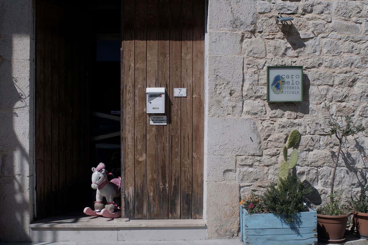 Carmelo Chiaramonte e l’eleganza assoluta dell’informalità di un’osteria rituale