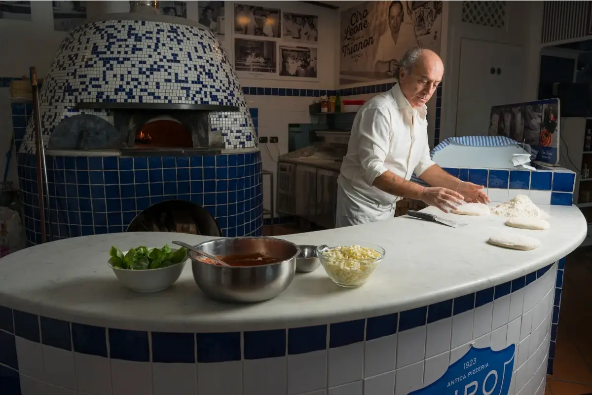 Giorgio Moffa al lavoro in pizzeria Antica Pizzeria Ciro 1923, dove la tradizione &egrave; di casa