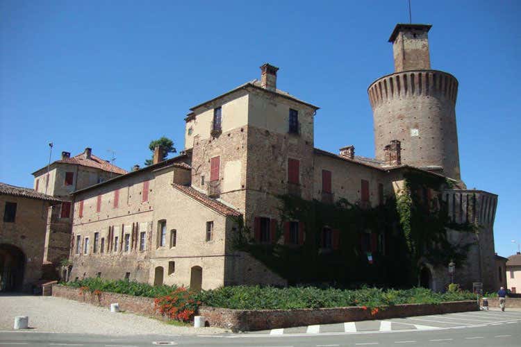 Il castello di Sartirana (Lomellina, 2,5 milioni dal Gal per finanziare le imprese agricole)