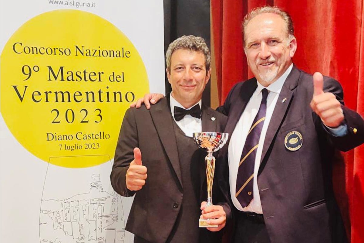 Il sommelier Vincenzo Galati con il presidente di Ais Liguria, Marco Rezzano Vincenzo Galati è il miglior sommelier del Vermentino 2023