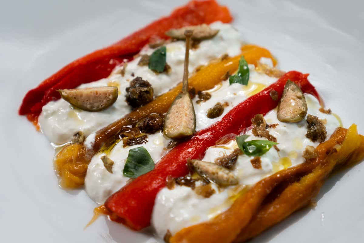 La Stracciatella di Galbani Professionale qui guarnita con peperoni e capperi