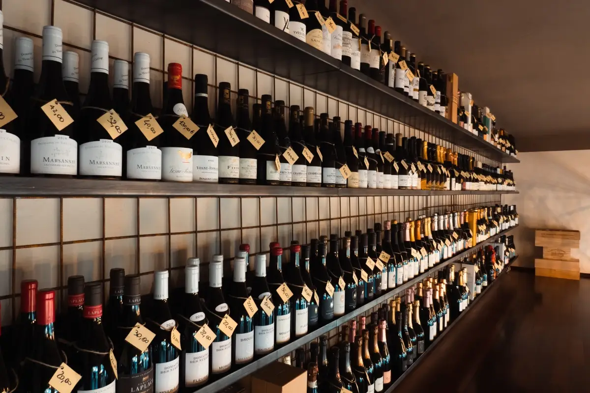 Sono circa 400 le referenze che si possono degustare in loco o comodamente a casa propria grazie alla vendita in negozio e al servizio di consegna in tutta Milano