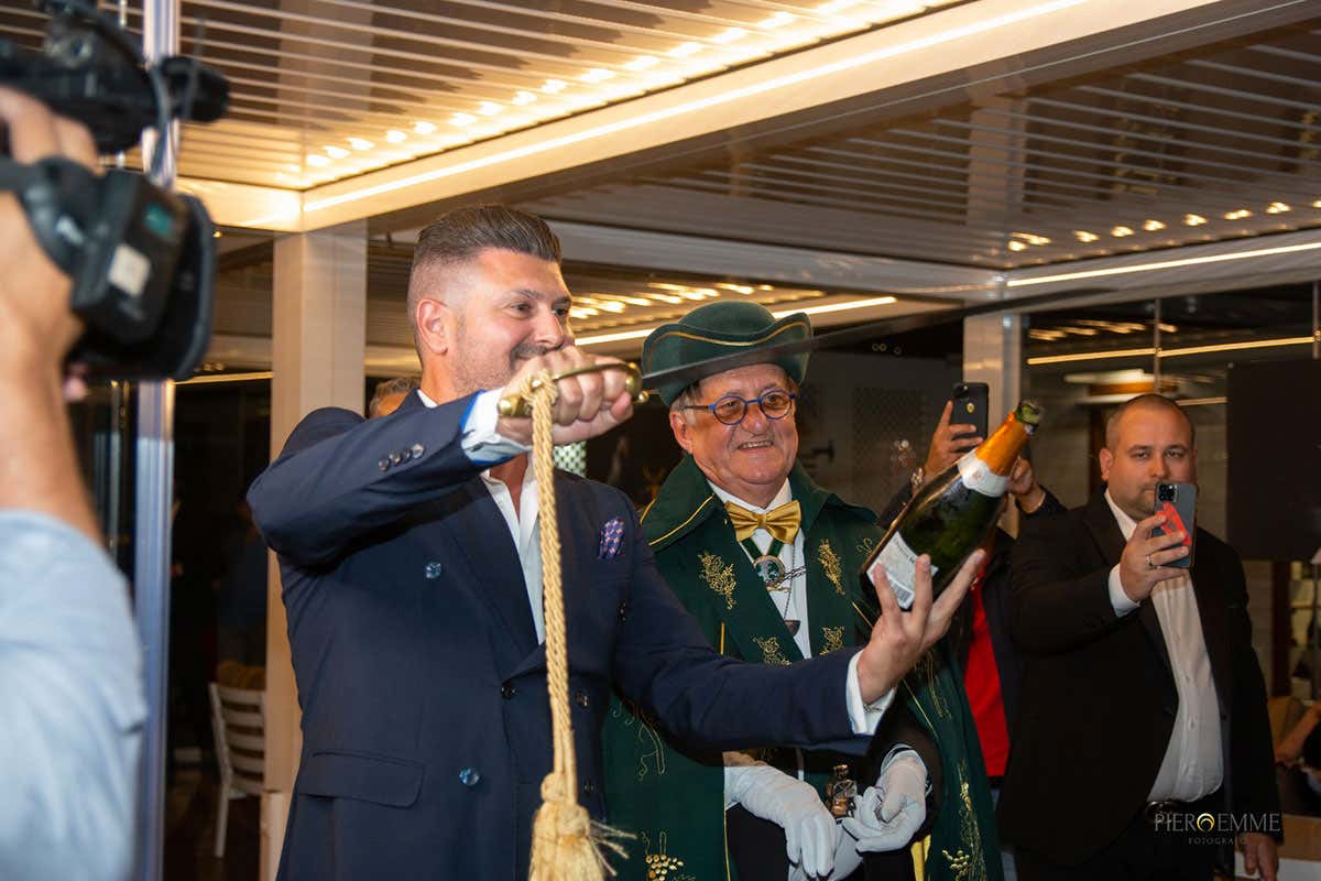 Un colpo netto di sciabola e tappo e gabbietta volano via Il Club del Sabrage sceglie la Calabria