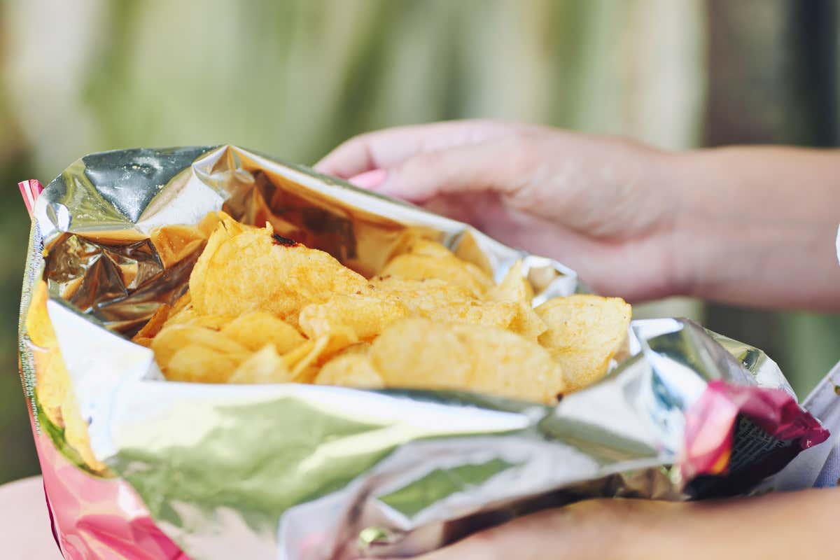 Gambe gonfie: cosa mangiare (e cosa no) per favorire la circolazione