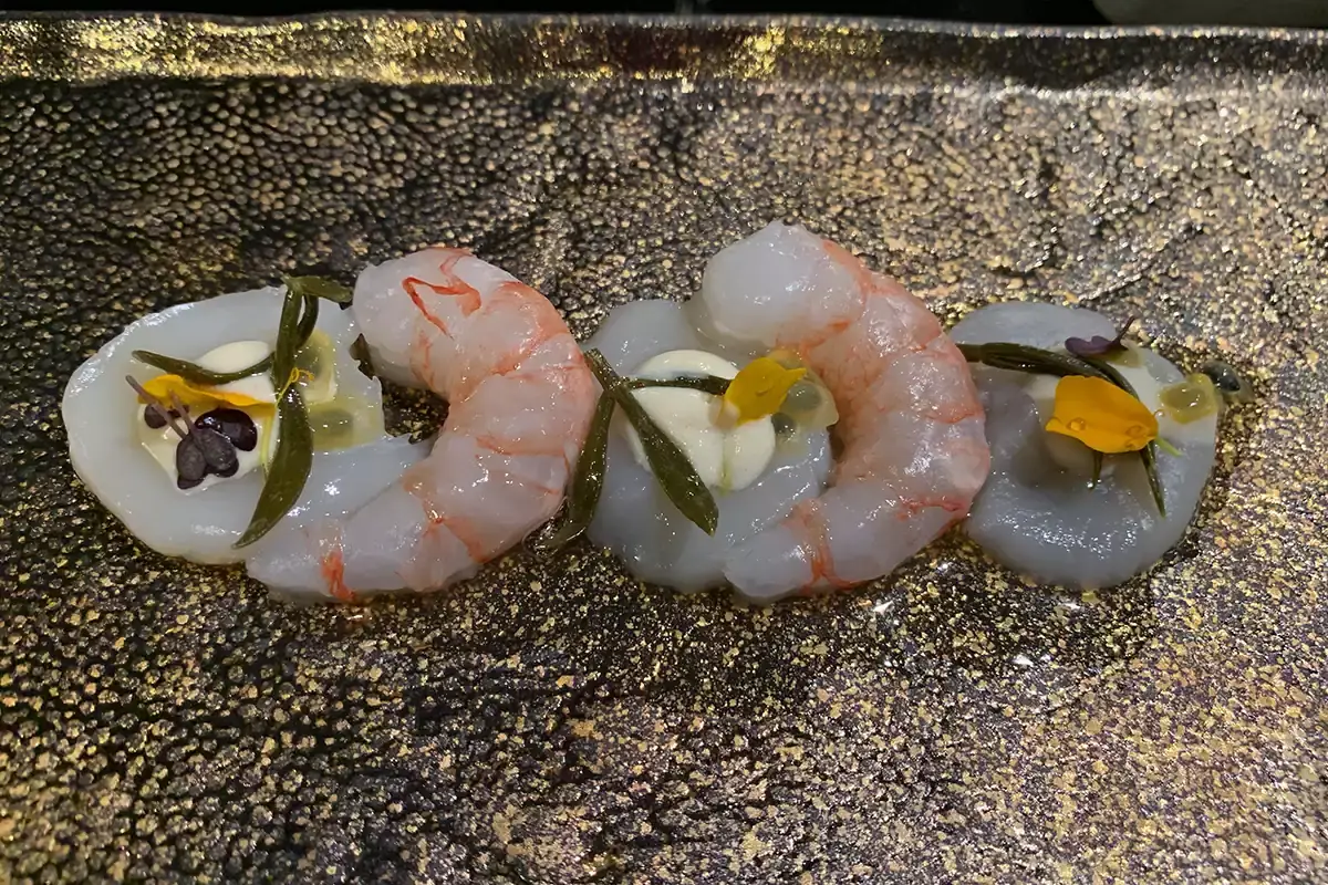 Carpaccio di capesante di Hokkaido e gambero viola di Mazzara &Egrave; a due corsie la cucina de Il Vizio Milano