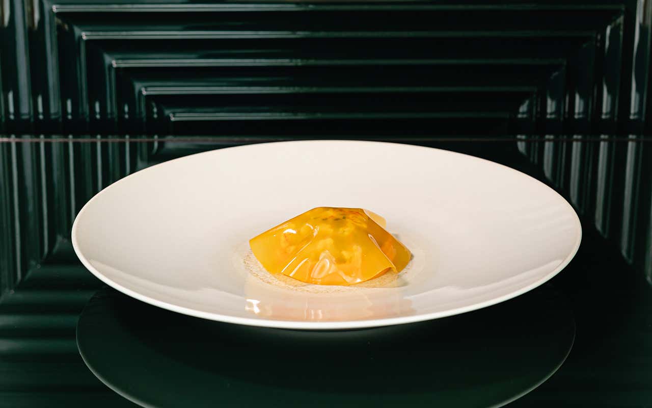 Gambero, frutto della passione, carota, burro tiepido. Foto: Simona Bruno Armani Hotel Milano compie 10 anni e festeggia con i piatti cult del decennio