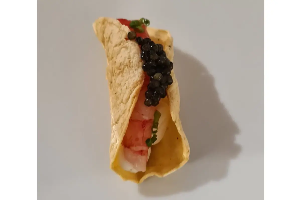 Sfoglia di ceci, ricotta di pecora, gambero rosso di Mazara e caviale Oscietra Cena a sei mani in Molise per esaltare i sapori d'autunno