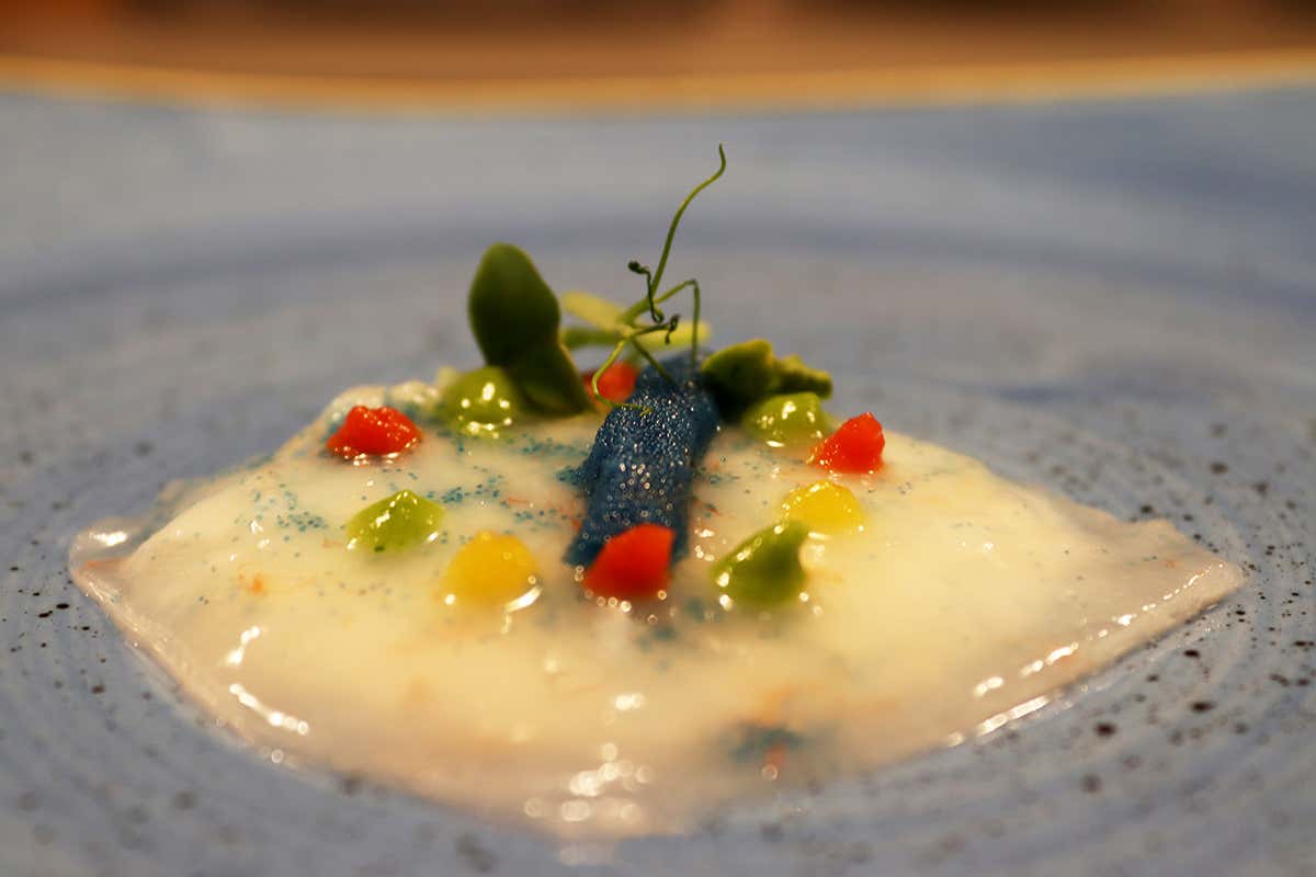 Battuto di gambero gobetto con le sue uova blu su stracciata di bufala e salse crude di pomodori datterino gialli e  rosso Crudo Bar, più di un ristorante: una piccola “rada” sul mare