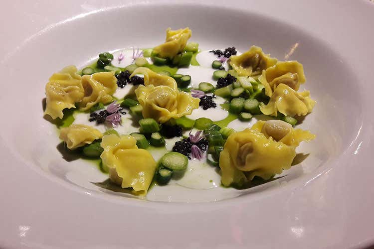 Tortellini di Valeggio, asparagi, cocco e caviale "Royal Food" (L’enologia traina il Garda)