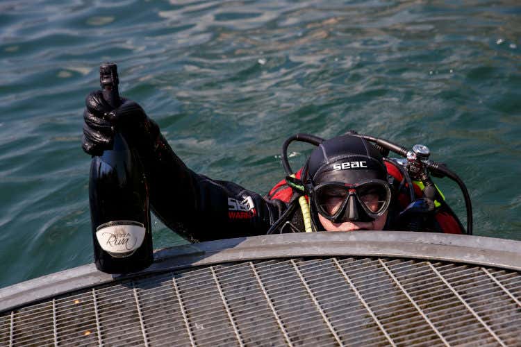 Massimo Fia, direttore della cantina, esce dal lago - Le bollicine del Brezza Trentodoc maturano sul fondo del Garda