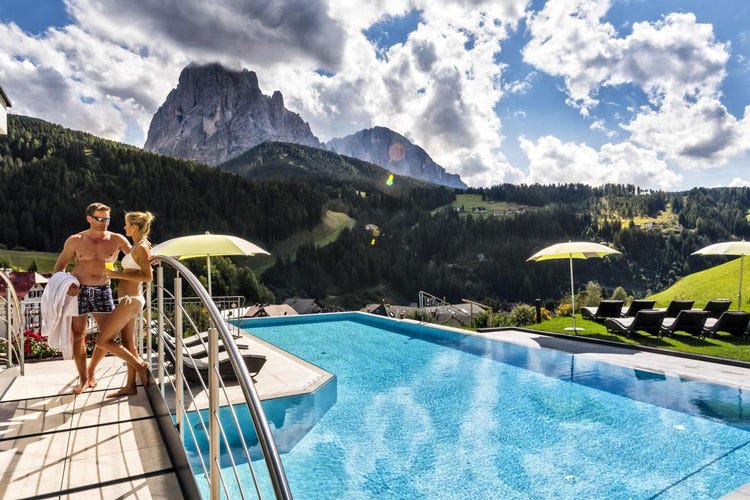 La piscina dell'Hotel Interski di Santa Cristina - Estate, la Val Gardena è pronta Sparaneve per sanificare 3 paesi