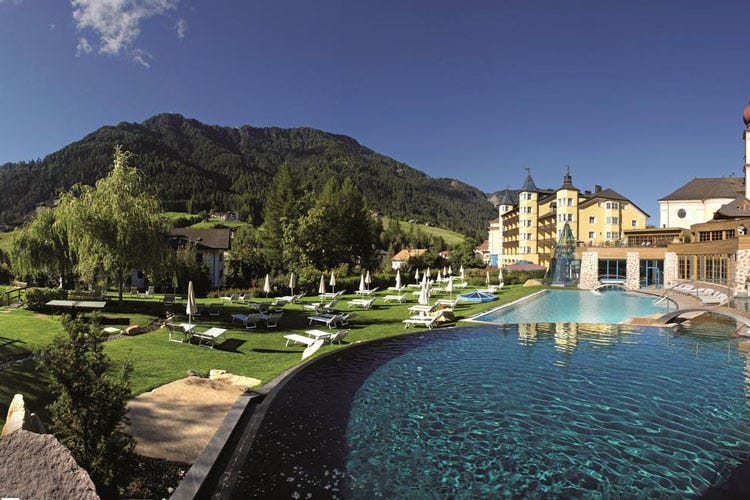 Il parco e la piscina dell'Adler Resort - Estate, la Val Gardena è pronta Sparaneve per sanificare 3 paesi