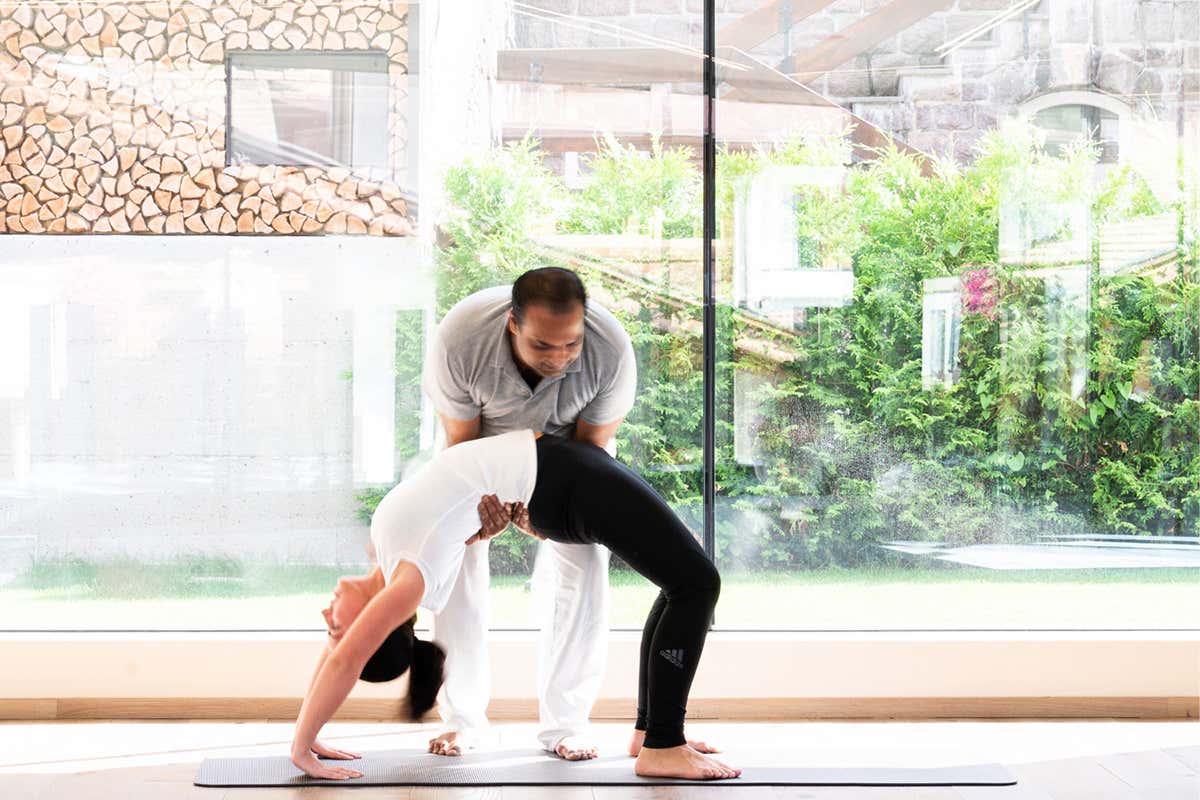 In Valgardena con lo specialista Ayurveda e yoga del Kerala Giornata internazionale dello yoga: ecco gli hotel in cui praticare