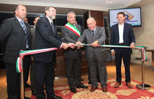 Da sinistra Maurizio Rota, Paolo Malvestiti, il sindaco di Torre de'Roveri Robertto Marchesi, il presidente del tribunale di Bergamo e Luca Rota Da sinistra Maurizio Rota, Paolo Malvestiti, il sindaco di Torre de'Roveri Robertto Marchesi, il presidente del tribunale di Bergamo e Luca Rota