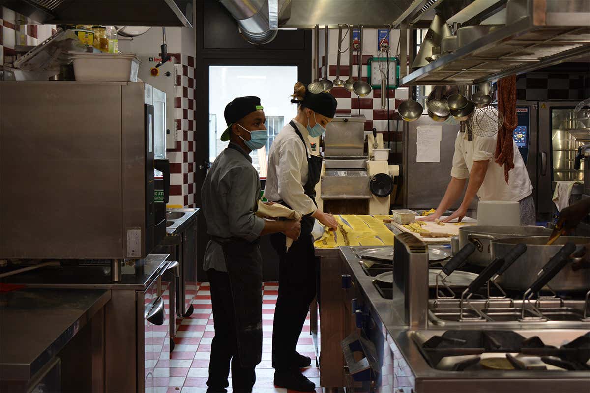 Consumazioni non solo sul posto, ma anche tramite consegna a domicilio Consumazioni non solo sul posto, ma anche tramite consegna a domicilio