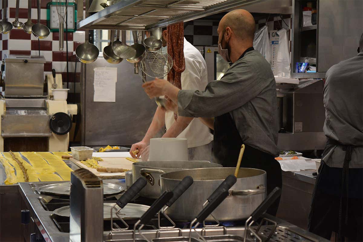 In cucina piatti della tradizione piemontese e abbinamenti difficili da trovare altrove