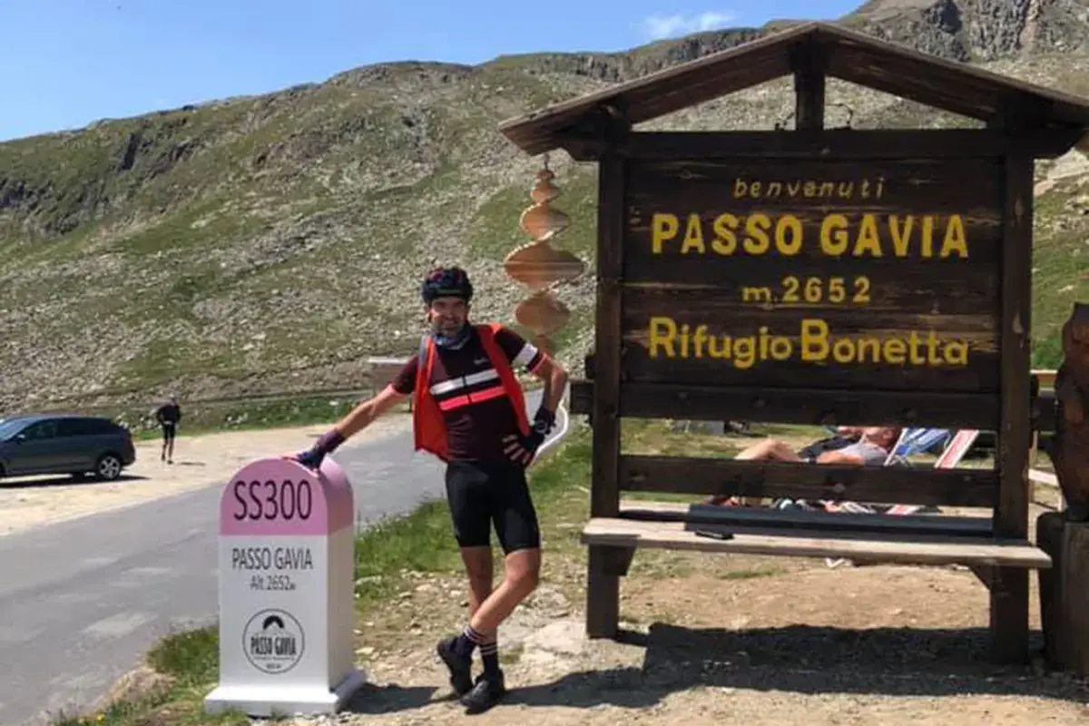 Giacomo Pellizzari al Gavia In bicicletta tra Italia e Svizzera. Nuovi spalloni contrabbandano emozioni