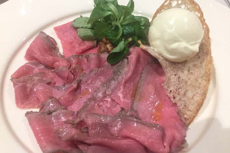 Il Roastbeef all'inglese con il gelato allo Strachitunt (Gelato nel menu anche d&rsquo;inverno La scommessa de La Pasqualina)