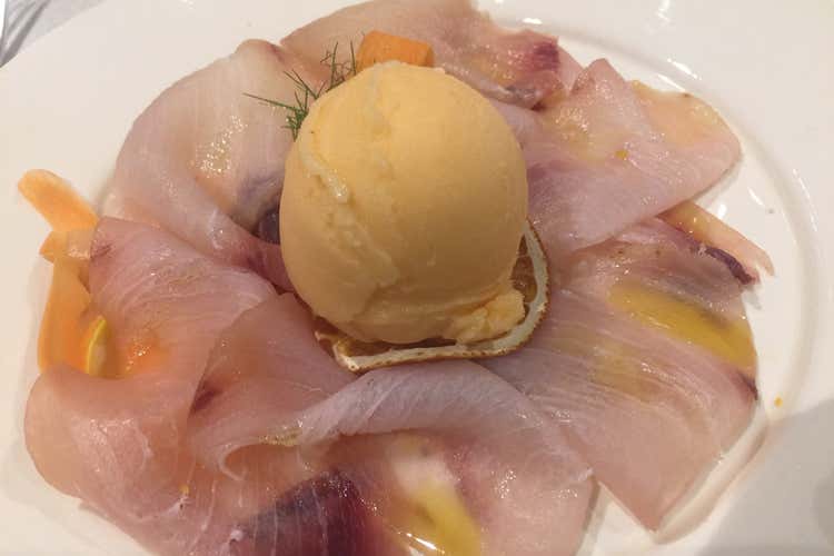 Carpaccio di pesce spada con sorbetto di arancia, carota e zenzero (Gelato nel menu anche d&rsquo;inverno La scommessa de La Pasqualina)