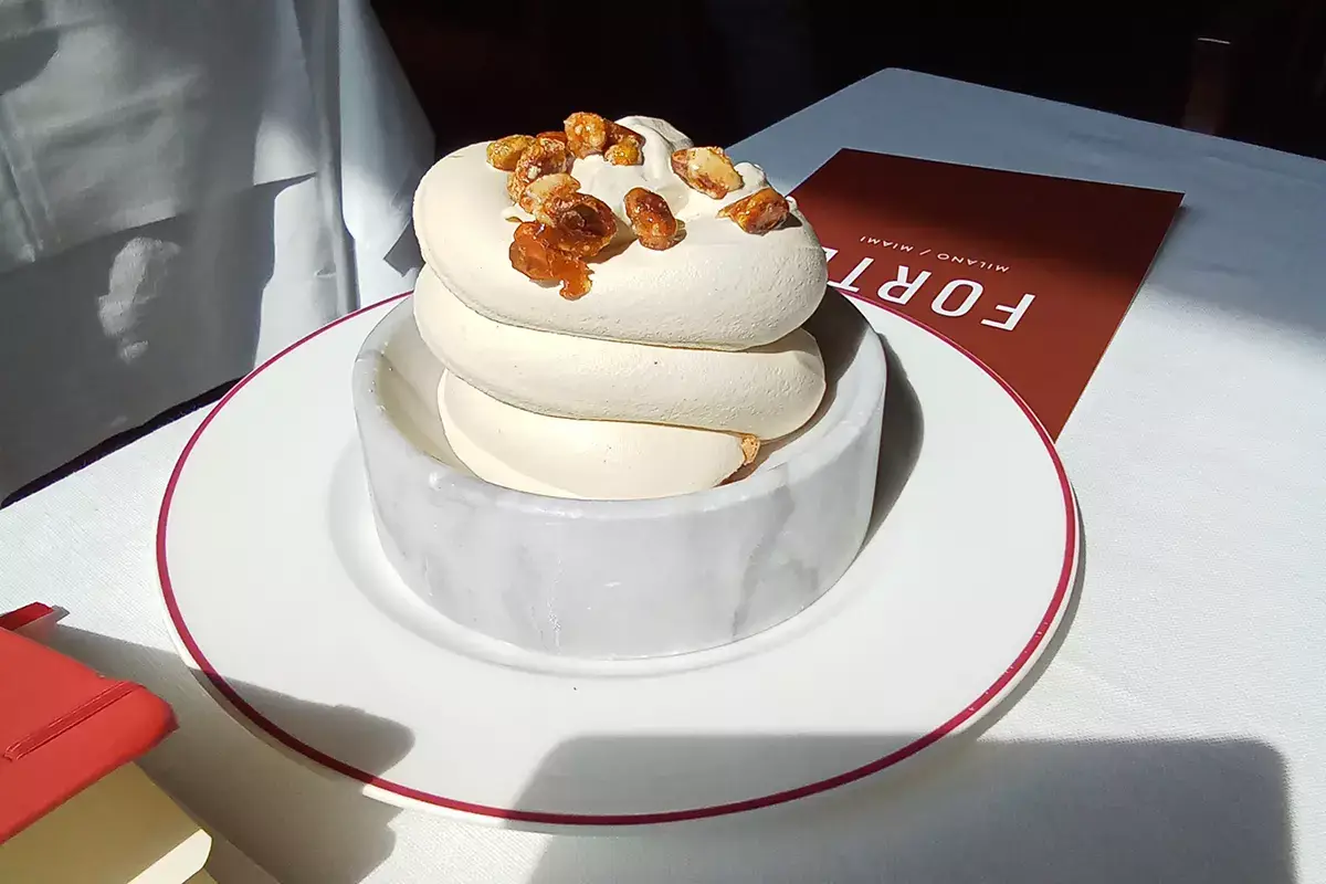 Gelato al pistacchio, decorato con una deliziosa granella caramellata Sapori mediterranei a Milano al Ristorante Forte