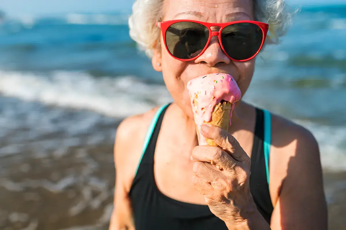 Il gelato sotto l'ombrellone aiuta l'abbronzatura Il gelato aiuta la tintarella, basta non abusarne