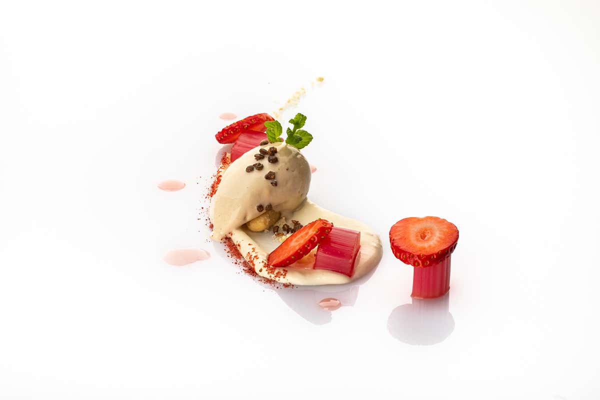 Gelato di lenticchie con cremoso al cioccolato bianco acido, rabarbaro e fragole A Borgo Petroro colpisce subito la cucina di Oliver Glowig