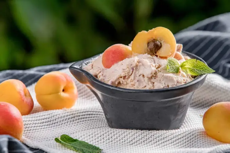 Gelato alla pesca e crema di anacardi 