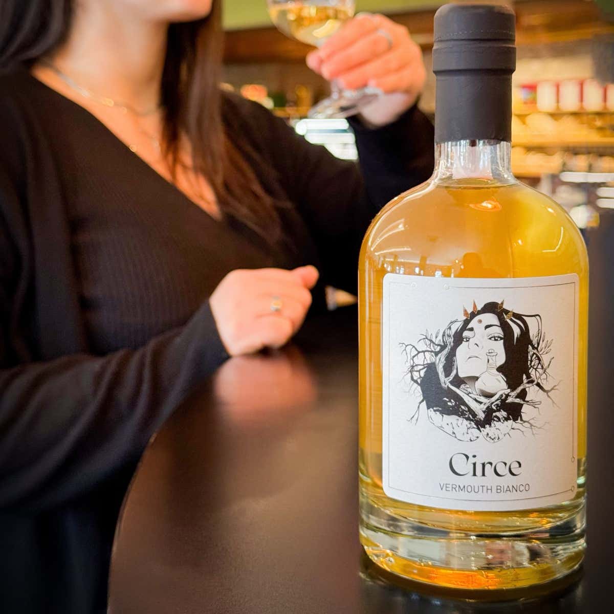 Circe, vermouth bianco dall'aroma che cambia, seduce, guida, come la maga della mitologia