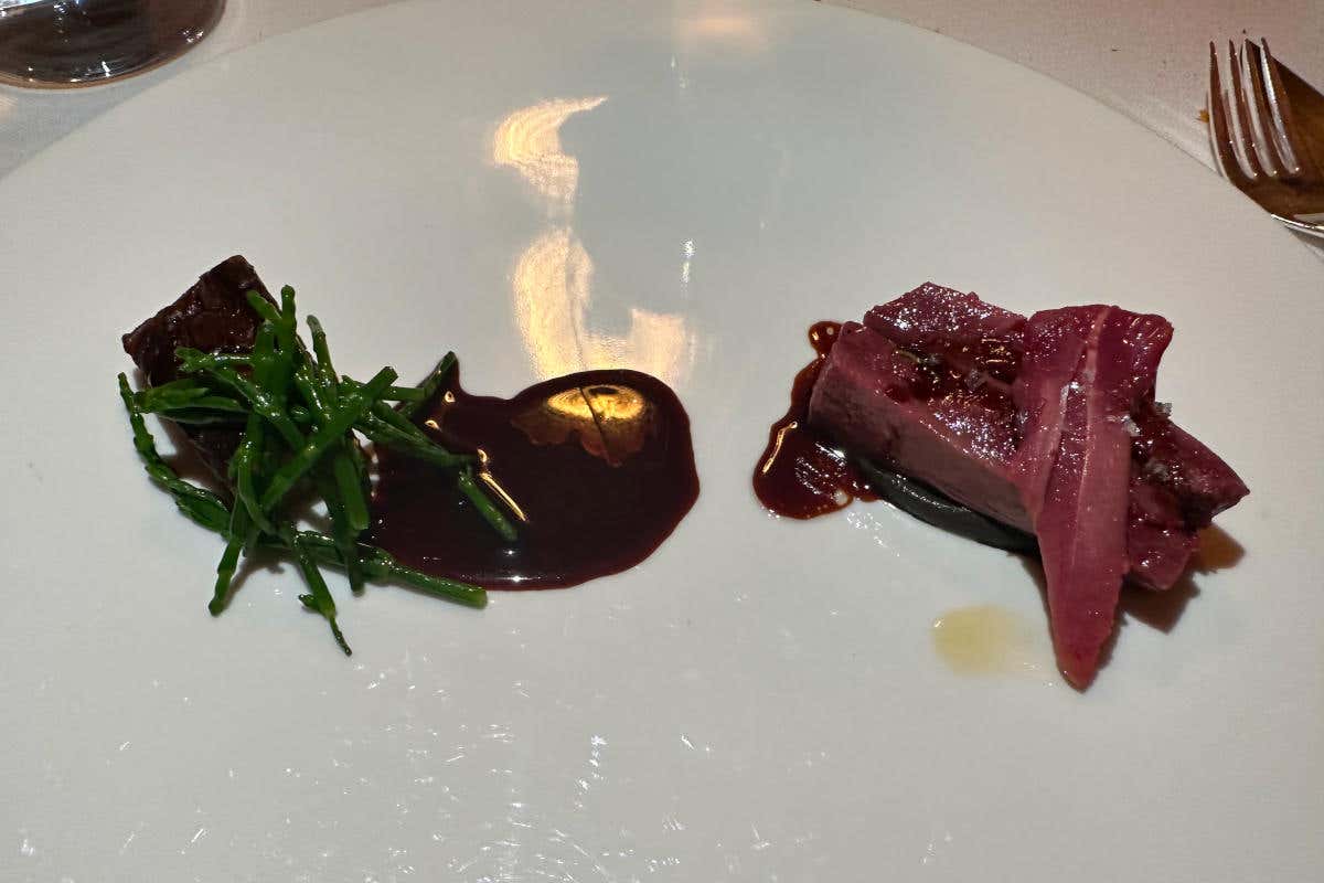 Germano cacciato, salicornia, ceci neri, melanzana in dolceforte (Suinsom) Hotel Tyrol impossibile annoiarsi: dallo sci al gusto tutte le emozioni della Val Gardena