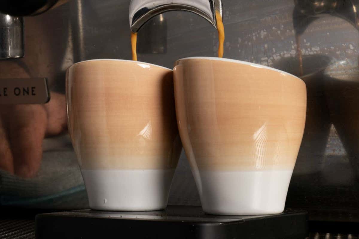 Una tazzina da 50 euro che mostra quanto il caffè sia tutto fuorché banale