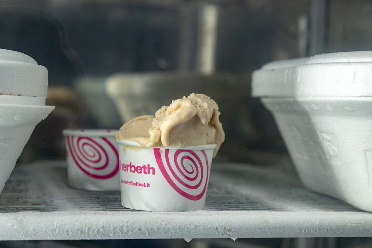 A Sherbeth sono state tracciate due strade, una super innovativa e una che segue il classicismo Sherbeth Festival, vince Celal Karaarslan, maestro gelatiere in Austria A Sherbeth sono state tracciate due strade, una super innovativa e una che segue il classicismo Sherbeth Festival, vince Celal Karaarslan, maestro gelatiere in Austria