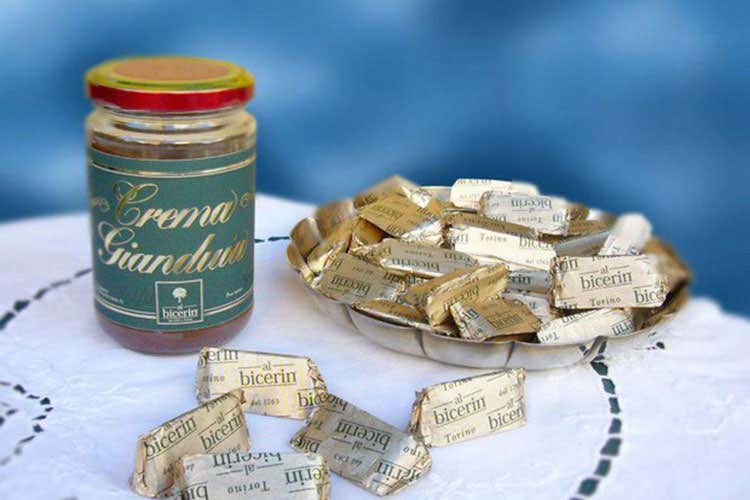 Il gianduiotto nel suo classico formato (Caffè al Bicerin, per la Befana Un gianduiotto da 5 chili) Il gianduiotto nel suo classico formato (Caffè al Bicerin, per la Befana Un gianduiotto da 5 chili)