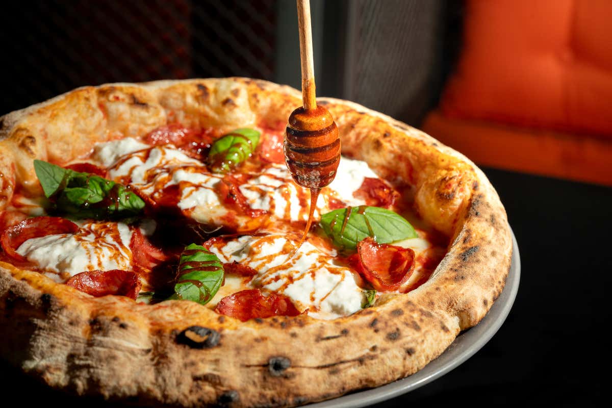 A Cassino c'è una pizzeria nata quasi per caso che è diventata un indirizzo cult A Cassino c'è una pizzeria nata quasi per caso che è diventata un indirizzo cult