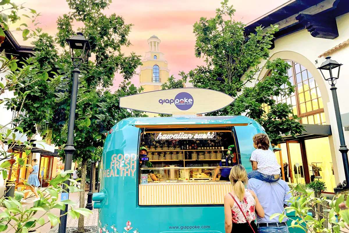 Il food truck di Giappoke Il furgoncino di Giappoke arriva al Fidenza Village con menu salutari e green