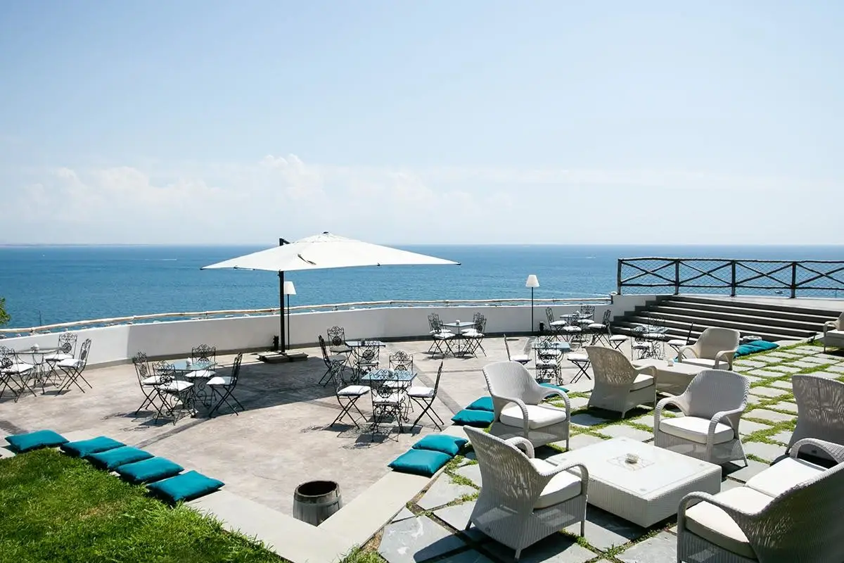La terrazza di Giardini del Fuenti (foto Facebook) Giardini del Fuenti: purezza dei sapori e innovazione nel nuovo ristorante