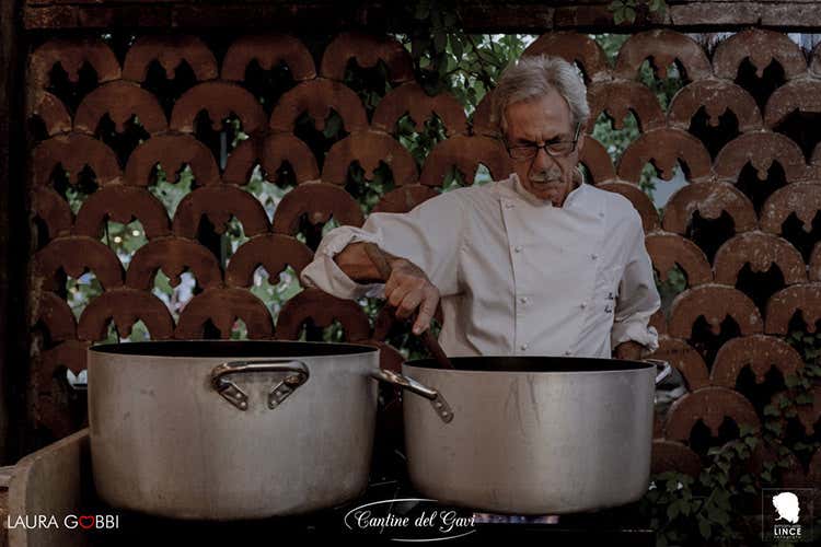 Cucina apprezzata per qualità e abbinamento ai vini (Cantine del Gavi, in 800 alla cena nell'affascinante giardino segreto)