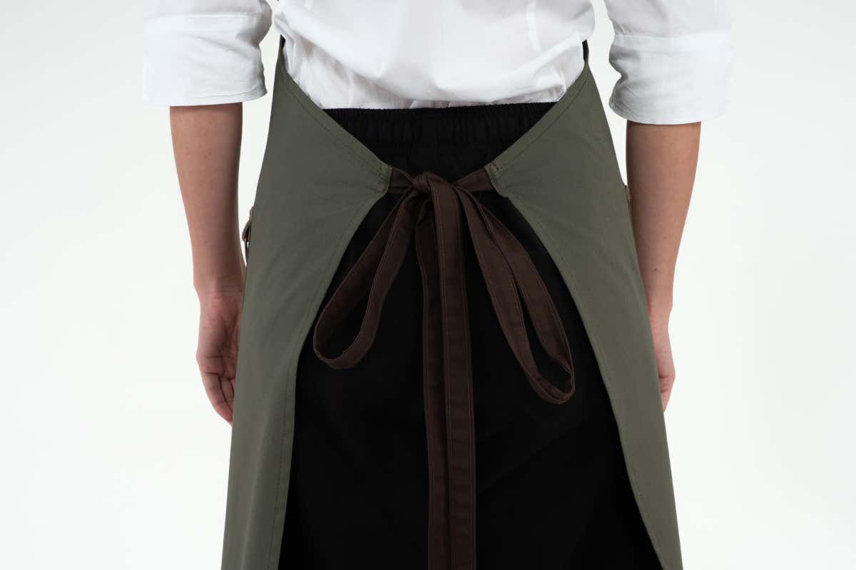 L'allaccio posteriore del grembiule Naxos