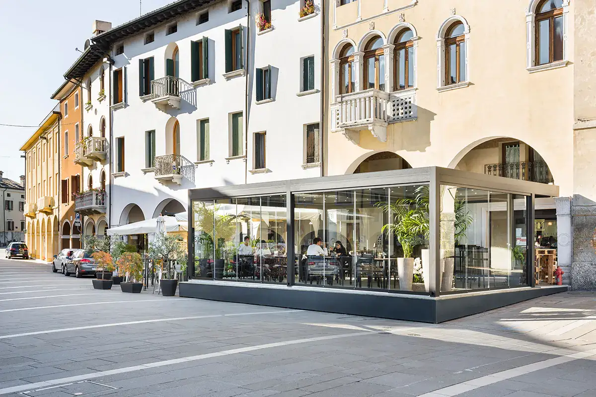 Il dehors esterno di Antica Sacile realizzato da Gibus Gibus realizza il nuovo dehors di Antica Sacile con le soluzioni Twist e Glisse