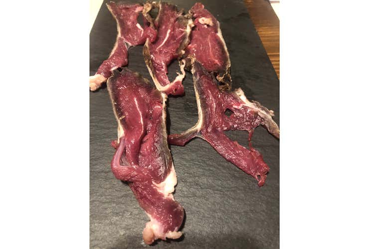 La Bernia, fettine di spalla di pecora cruda (La Gigante bergamasca regina per una sera alla Braseria)