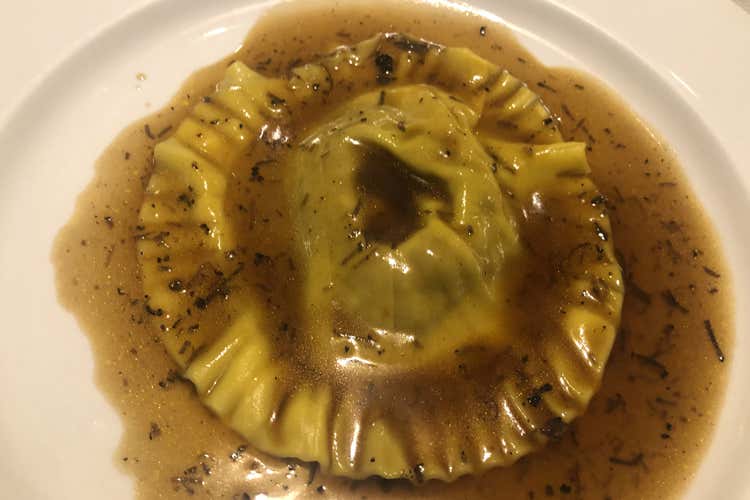 Tortello ripieno di pecora gigante e crema alle erbe, salsa al tartufo nero (La Gigante bergamasca regina per una sera alla Braseria)