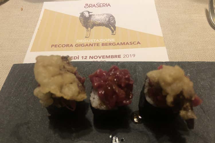 Sushi di pecora gigante alla soia e senape dolce (La Gigante bergamasca regina per una sera alla Braseria)