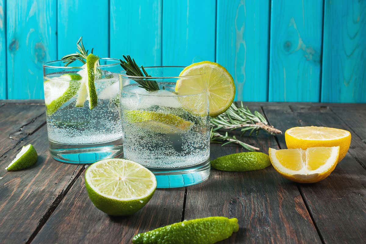 Un Gin Tonic Alla guida con un gin tonic: multa di 6mila euro a La Spezia