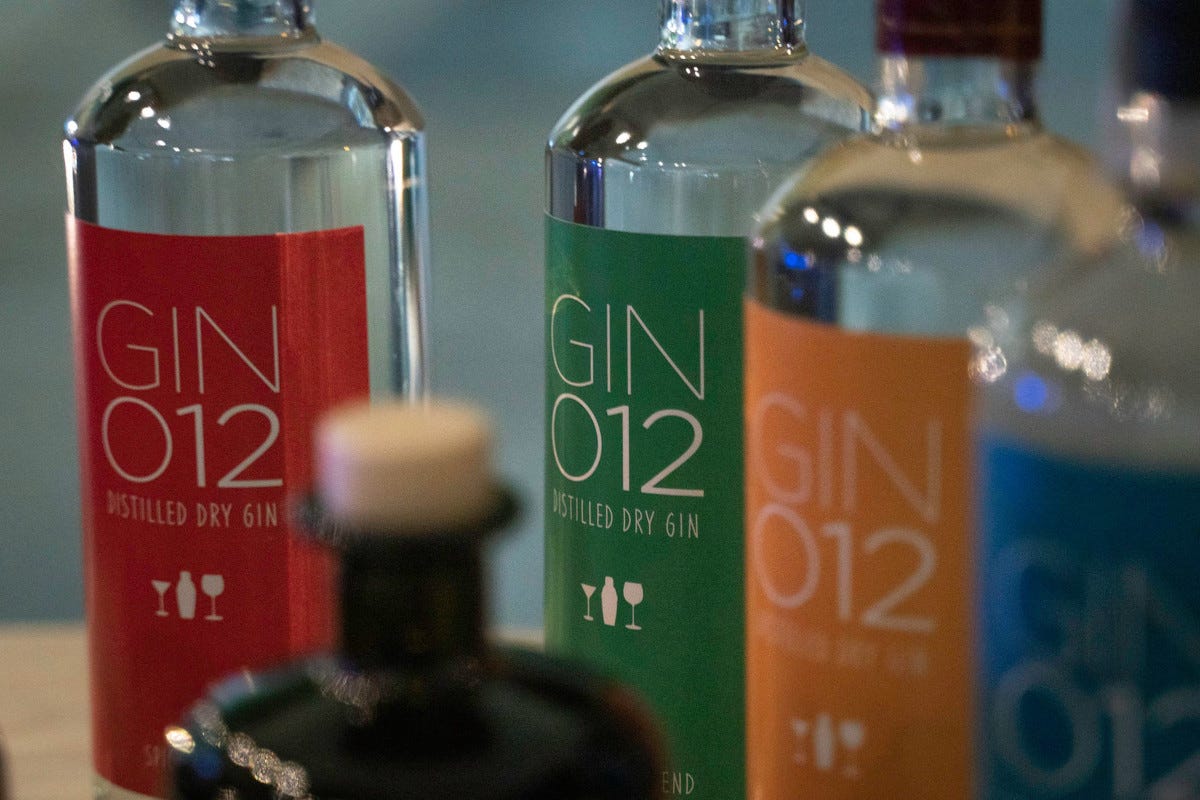 A Milano, da “GinO12, distillery”, puoi creare il tuo gin personalizzato